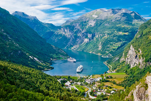 geiranger fjord, norvège - cruise photos et images de collection