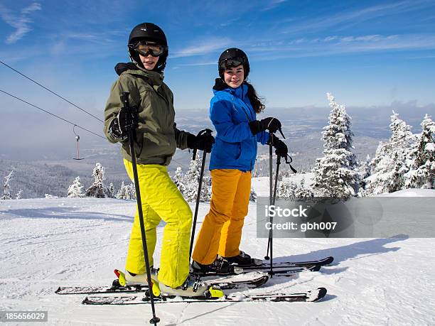 Teenagermädchen Und Jungen Skifahren Stockfoto und mehr Bilder von 14-15 Jahre - 14-15 Jahre, 16-17 Jahre, Aktiver Lebensstil