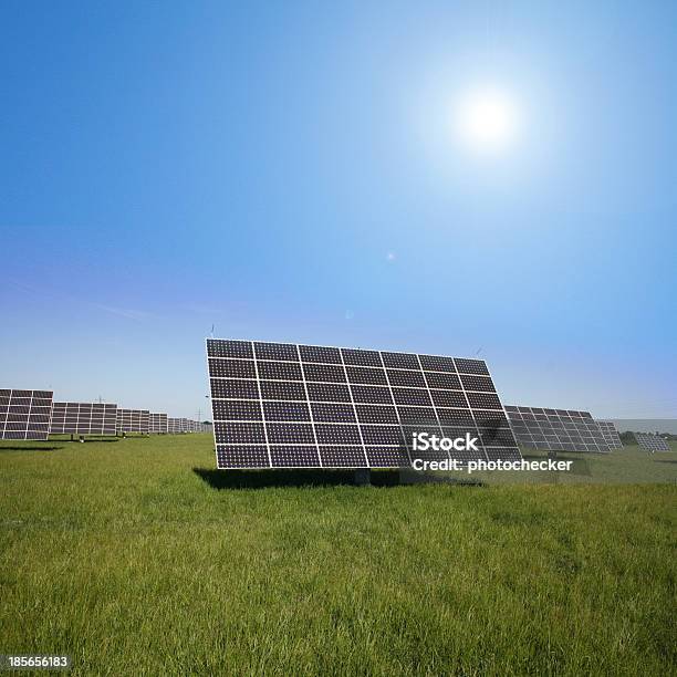 Campo Área Para Instalaciones Solares Foto de stock y más banco de imágenes de Azul - Azul, Cable, Cable de conducción eléctrica