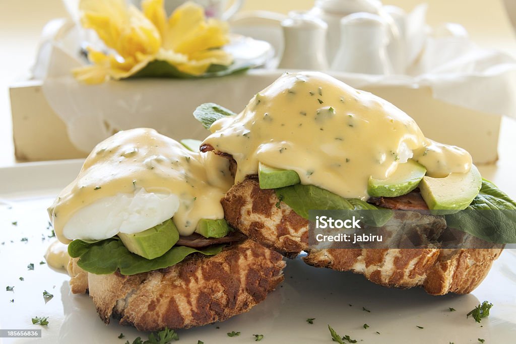 Huevos Benedict - Foto de stock de Aguacate libre de derechos