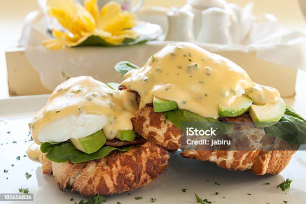 Huevos Benedict Foto de stock y más banco de imágenes de Aguacate - Aguacate, Alimento, Alimentos cocinados