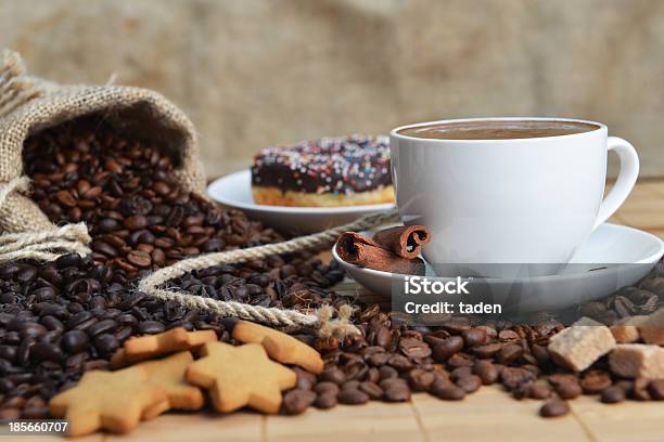 Coffee Beans — стоковые фотографии и другие картинки Блюдце - Блюдце, Выпечка, Глазурь