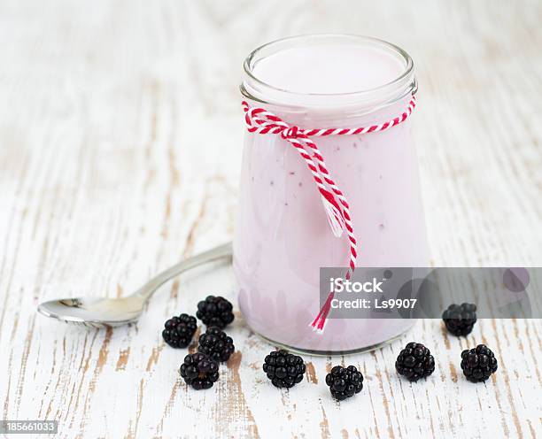 Blackberry Iogurte - Fotografias de stock e mais imagens de Alimentação Saudável - Alimentação Saudável, Amora Preta, Batido - Bebida Batida