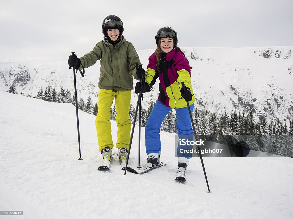 Adolescente ragazza e ragazzo sciare - Foto stock royalty-free di 14-15 anni