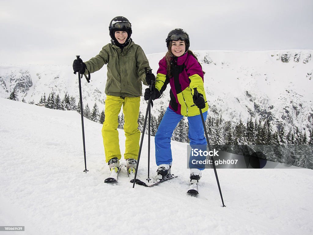 Подростковая девочка и мальчик на лыжах - Стоковые фото 14-15 лет роялти-фри