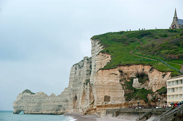 bianche scogliere e archi naturali in etretat in francese normandia - white cliffs foto e immagini stock