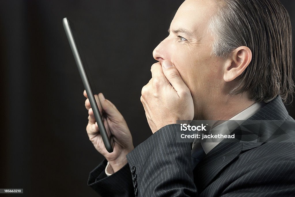 Geschäftsmann sieht in seinem Tablet erstaunt - Lizenzfrei Anzug Stock-Foto