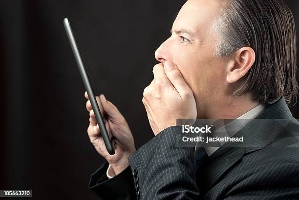 Geschäftsmann Sieht In Seinem Tablet Erstaunt Stockfoto und mehr Bilder von Anzug - Anzug, Berühren, Bürojob
