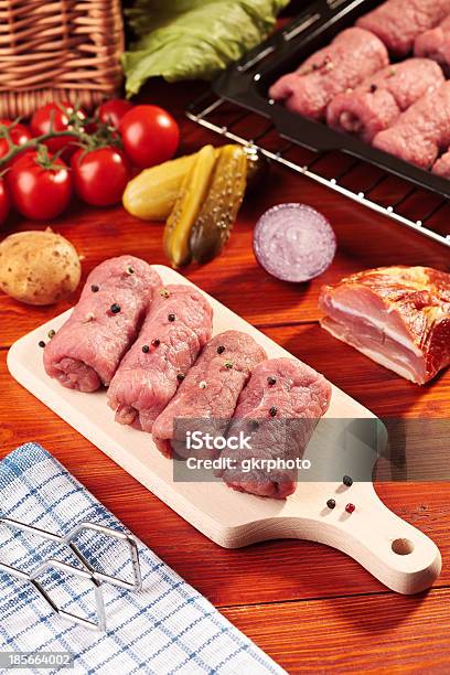 Foto de Rolinhos De Carne Crua Em Uma Tábua De Madeira e mais fotos de stock de Almoço - Almoço, Bife a rolê, Calor
