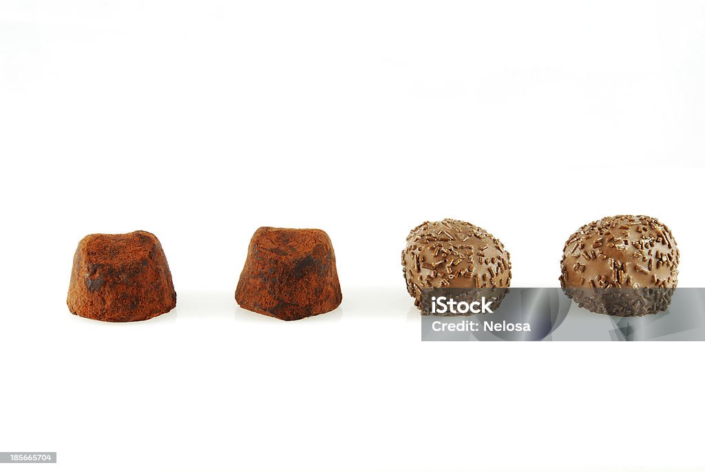 Четыре шоколадные конфеты в ряд - Стоковые фото Вредное питание роялти-фри