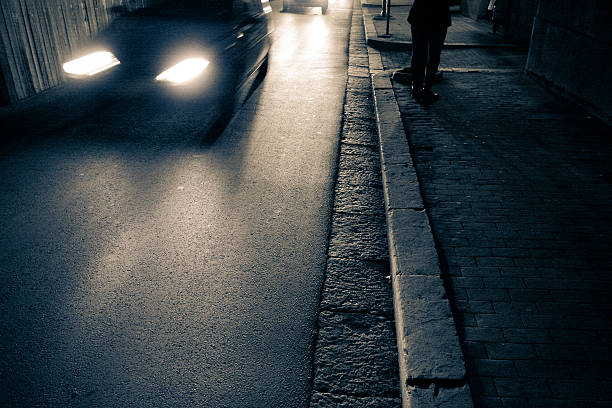 istock light-cars in a blu night 185666324