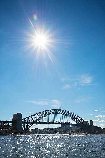 pont harbour bridge de sydney en australie - sydney harbor bridge flash photos et images de collection