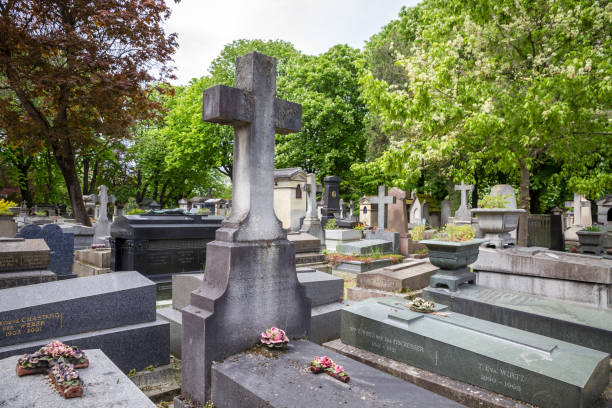 grab auf dem friedhof père lachaise, paris, frankreich - lachaise stock-fotos und bilder