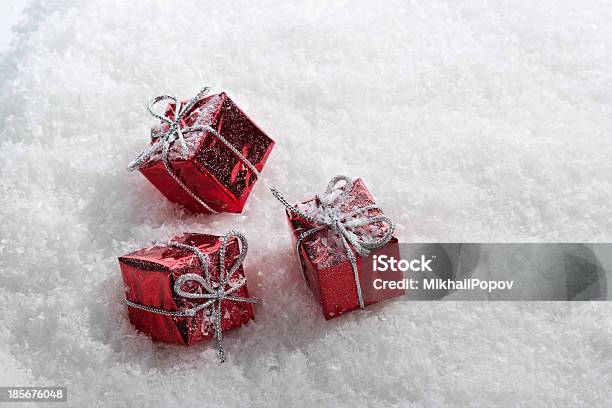 Scatole Regalo Rosso Nella Neve - Fotografie stock e altre immagini di Astratto - Astratto, Brina - Ghiaccio, Composizione orizzontale