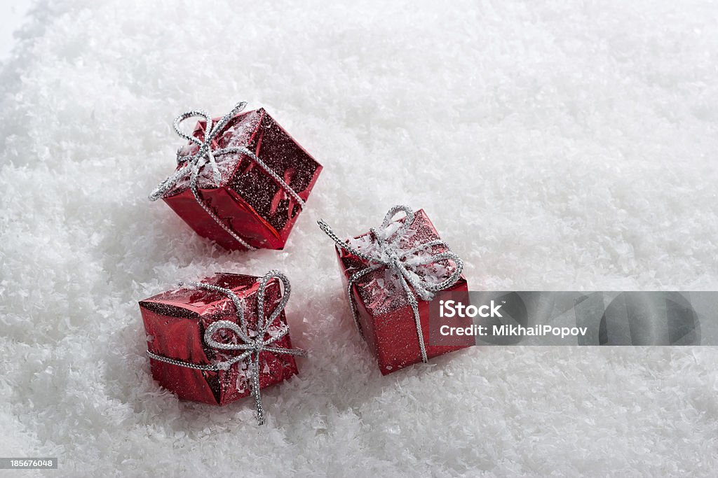 Красный подарочные коробки в снегу. - Стоковые фото Абстрактный роялти-фри