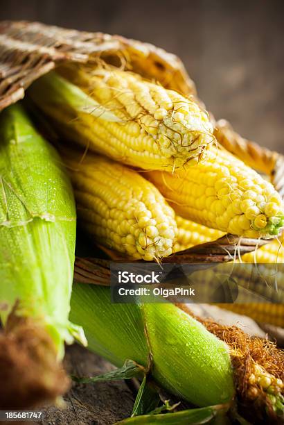 Mais Fresco Sul Tavolo Di Legno Messa A Fuoco Differenziale - Fotografie stock e altre immagini di Agricoltura