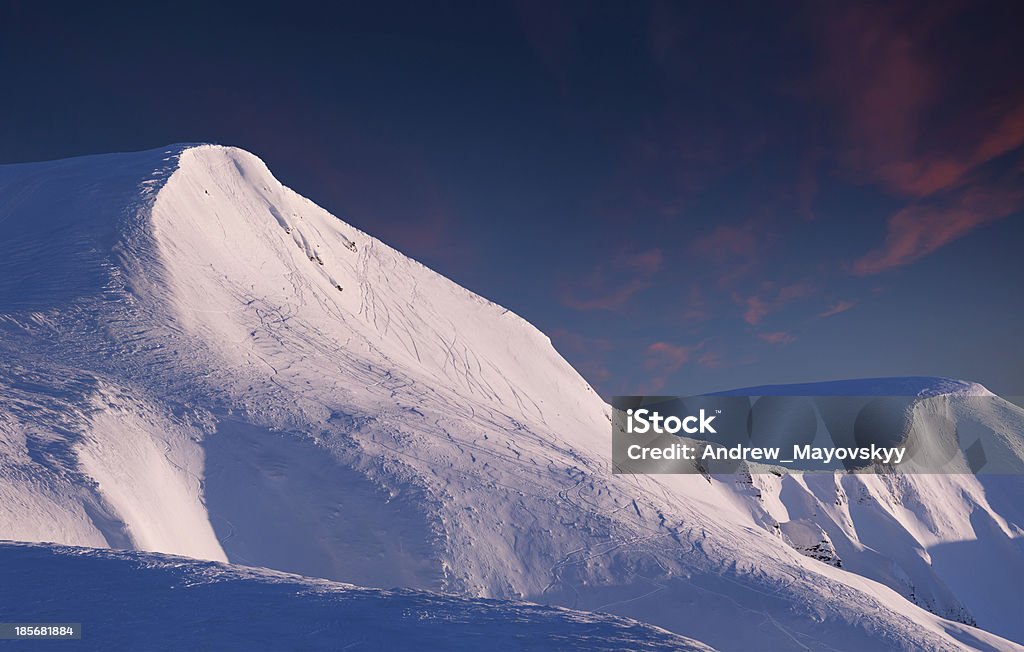 Gran nívea pico en el complejo turístico de esquí - Foto de stock de Acantilado libre de derechos