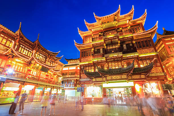 istock shanghai yuyuan garden in nightfall 185684535