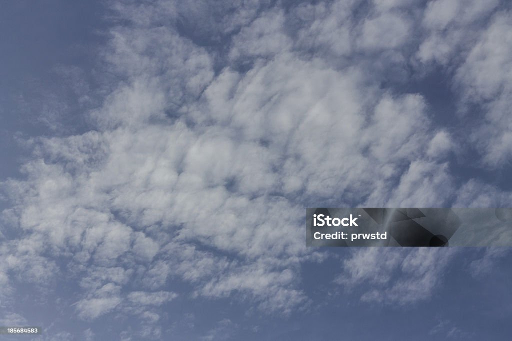 Cielo azul y nubes - Foto de stock de Aire libre libre de derechos