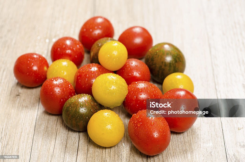 Coquetéis diferentes tomates em vermelho, laranja e verde - Foto de stock de Alimentação Saudável royalty-free