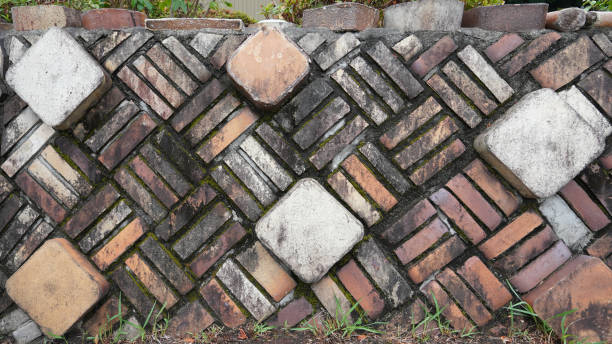 “Kiln fence path” made from waste materials (Seto City, Aichi Prefecture) On a sunny day in August 2023, in Seto City, Aichi Prefecture, where the ceramic industry, also known as chinaware, is popular, a "kiln fence path" made of scrap wood was created. 陶器 stock pictures, royalty-free photos & images