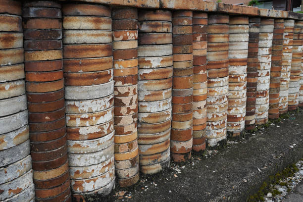 “Kiln fence path” made from waste materials (Seto City, Aichi Prefecture) On a sunny day in August 2023, in Seto City, Aichi Prefecture, where the ceramic industry, also known as chinaware, is popular, a "kiln fence path" made of scrap wood was created. 陶器 stock pictures, royalty-free photos & images