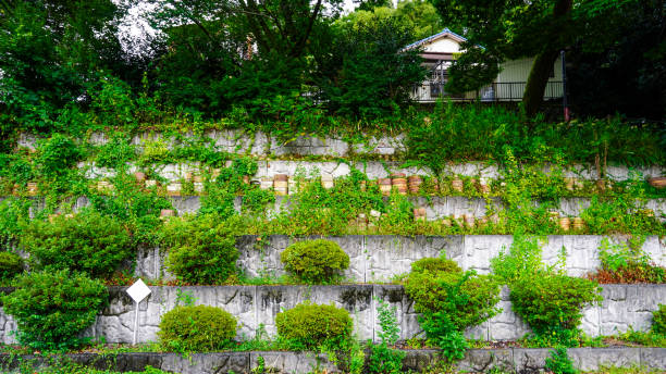 “Kiln fence path” made from waste materials (Seto City, Aichi Prefecture) On a sunny day in August 2023, in Seto City, Aichi Prefecture, where the ceramic industry, also known as chinaware, is popular, a "kiln fence path" made of scrap wood was created. 陶器 stock pictures, royalty-free photos & images