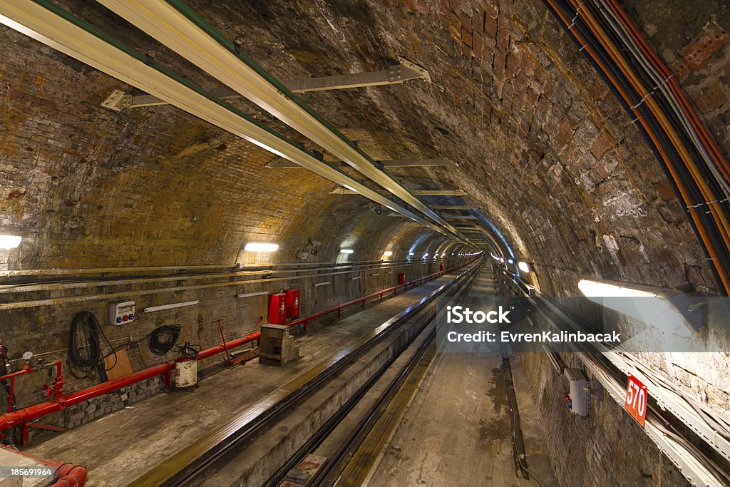 Antigo túnel linha de Karakoy a Istiklal Street - Royalty-free Amarelo Foto de stock