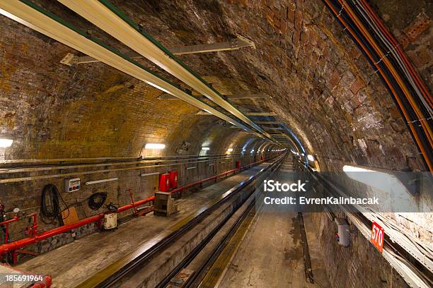 Antigo Túnel Linha De Karakoy A Istiklal Street - Fotografias de stock e mais imagens de Amarelo - Amarelo, Antigo, Avenida Taksim Istiklal