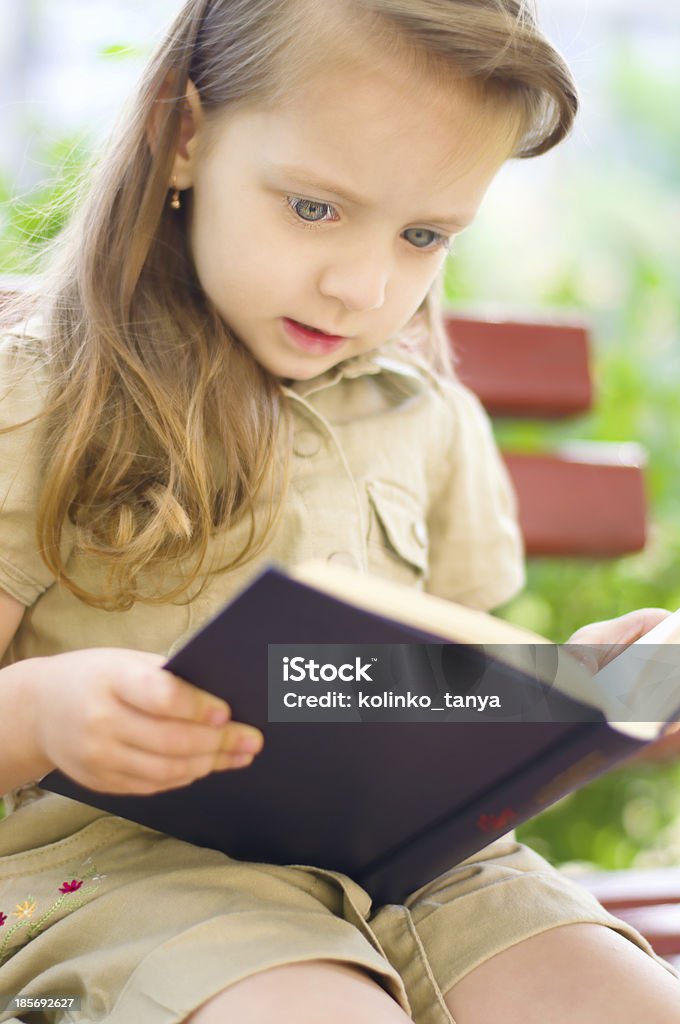 Bambina è la lettura di un libro - Foto stock royalty-free di Allegro