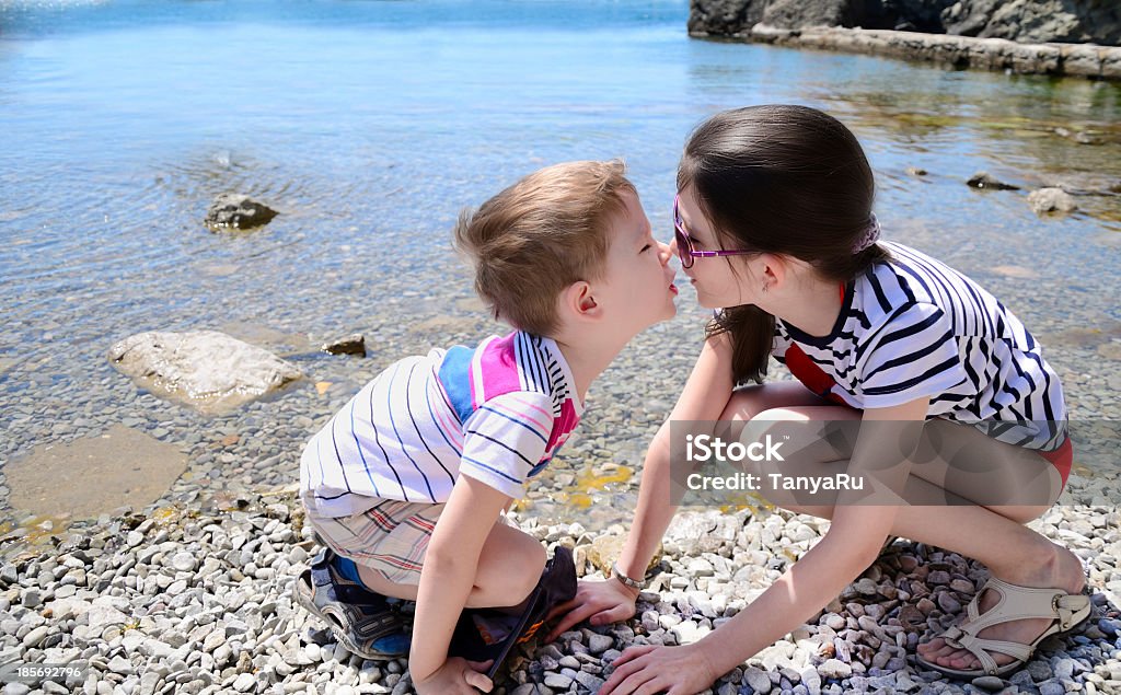 Детей Брат и сестра поцелуй на пляже - Стоковые фото Мальчики роялти-фри