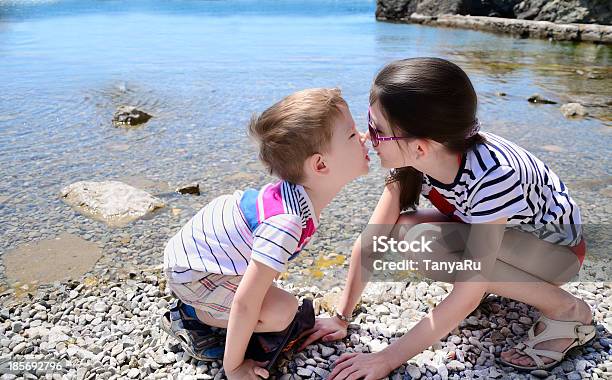 Детей Брат И Сестра Поцелуй На Пляже — стоковые фотографии и другие картинки Мальчики - Мальчики, Беззаботный, Береговая линия