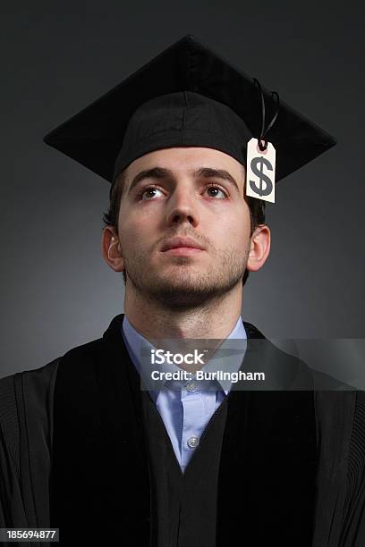 Collegeabsolventen Mit Unterricht Preis Vertikal Stockfoto und mehr Bilder von Studenten-Verschuldung - Studenten-Verschuldung, Akademischer Abschluss, Bildhintergrund