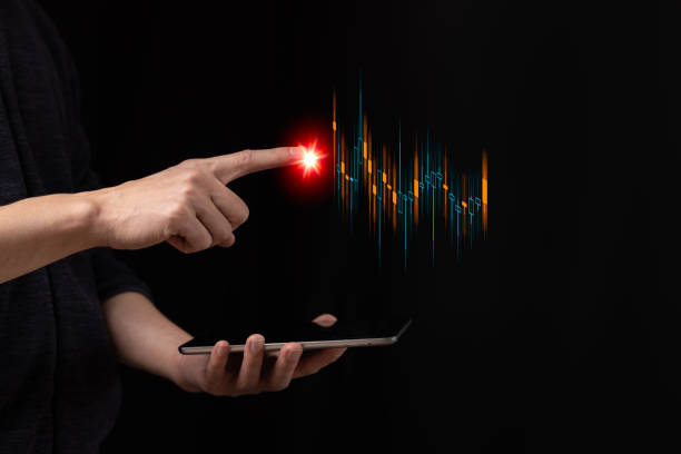 Hand of Businessman or trader touching showing a growing virtual hologram stock , Concept invest in trading.planning and strategy, Stock market, Business growth, progress or success concept. mano del hombre de negocios o comerciante que toca mostrando una acción de holograma virtual en crecimiento, concepto de inversión en trading.planning y estrategia, mercado de valores, crecimiento empresarial, progreso o concepto de éxito.
