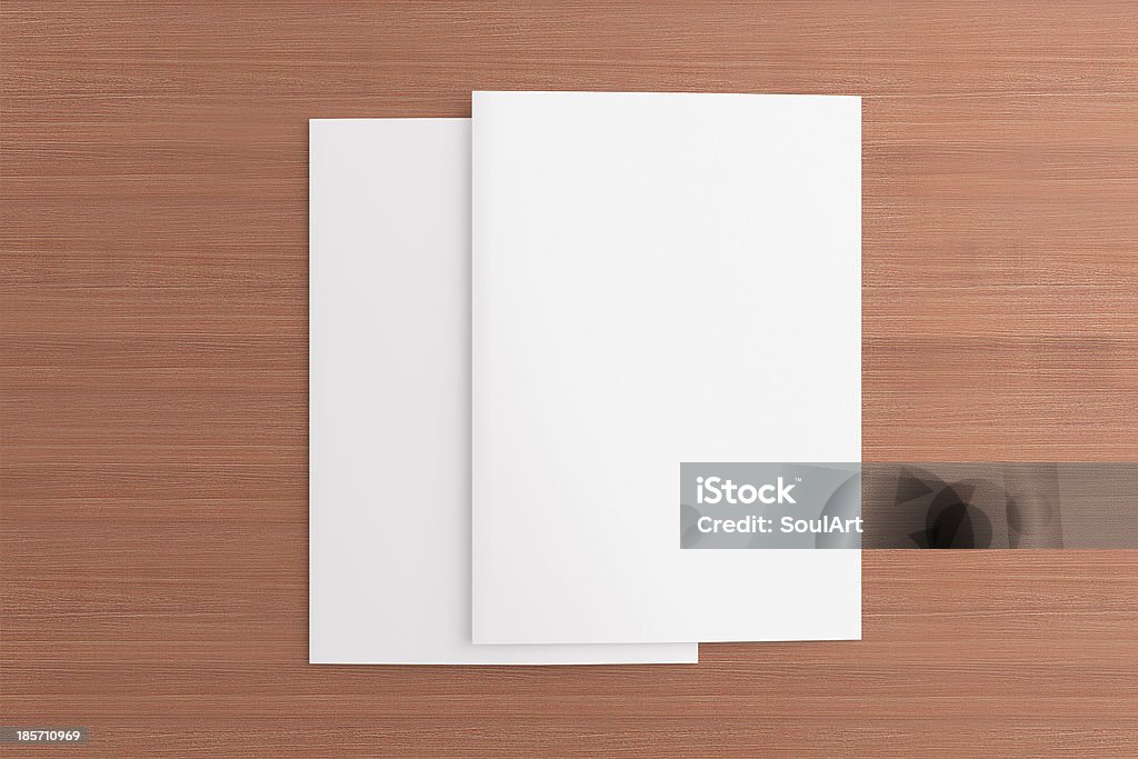 Tarjetas en blanco sobre fondo de madera - Foto de stock de Blanco - Color libre de derechos