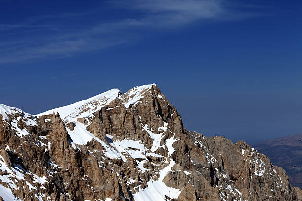 istock Top of snowy mountain in nice day 185711228