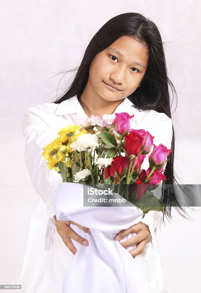 Dziewczynka gospodarstwa kwiaty. - Zbiór zdjęć royalty-free (Azja)