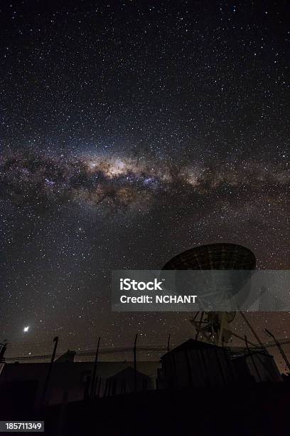 Foto de Via Láctea Sobre Um Prato De Satélite e mais fotos de stock de Nova Zelândia - Nova Zelândia, Antena parabólica, Astronomia