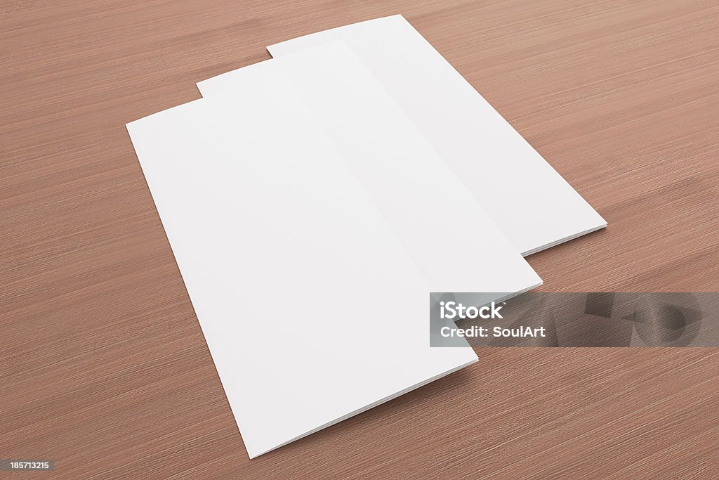 tri fold Brochura em Branco sobre fundo de madeira - Royalty-free Branco Foto de stock