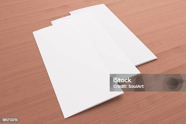 Tri Fold Brochura Em Branco Sobre Fundo De Madeira - Fotografias de stock e mais imagens de Branco - Branco, Brochura, Brochura de duas dobras