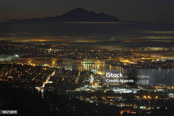 Photo libre de droit de Vancouver Misty Nuit De Plongée banque d'images et plus d'images libres de droit de Vancouver - Canada - Vancouver - Canada, État de Washington, Illumination