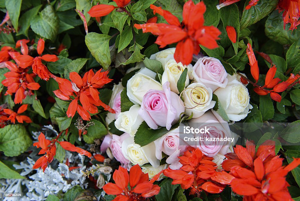 Anillos de boda en un ramo de rosas - Foto de stock de Acontecimiento libre de derechos