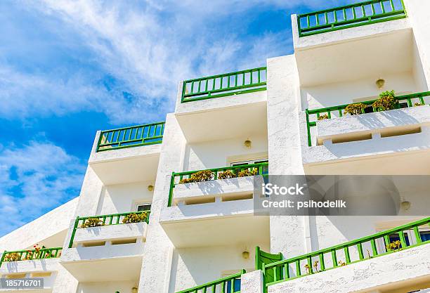 Photo libre de droit de Méditerranée Blanc Balcons banque d'images et plus d'images libres de droit de Appartement - Appartement, Balcon, Blanc