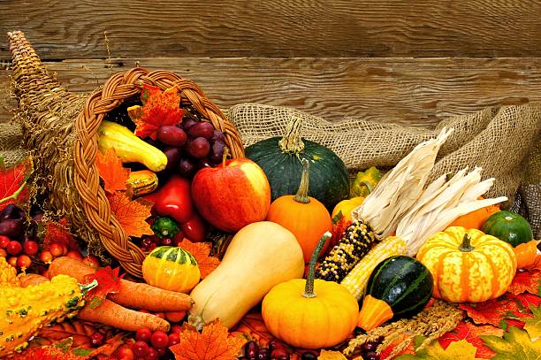 cornucópia de legumes de outono com fundo de madeira - abundance apple red yellow - fotografias e filmes do acervo