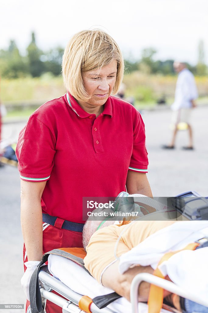 Squadra di soccorso fornire primo soccorso - Foto stock royalty-free di Accudire