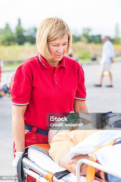 Squadra Di Soccorso Fornire Primo Soccorso - Fotografie stock e altre immagini di Accudire - Accudire, Adulto, Arresto cardiaco