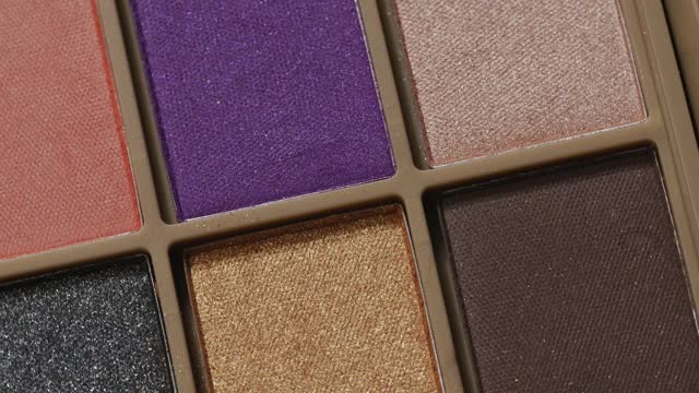 close-up video showcases a rotating professional makeup eyeshadow palette