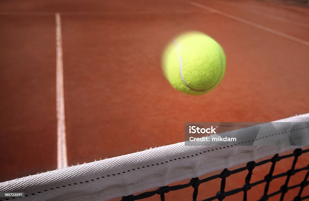 .  Pelotas de tenis en la cancha - Foto de stock de Bola de Tenis libre de derechos