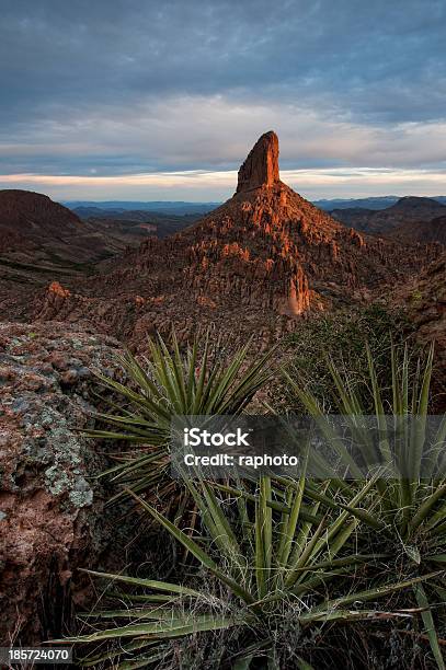 Foto de Weaver Needle Ao Nascer Do Sol e mais fotos de stock de Arizona - Arizona, América do Norte, Arenito