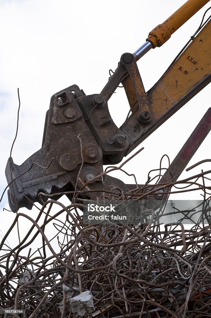 Excavators Demolishing comendo ferro - Foto de stock de Arruinado royalty-free